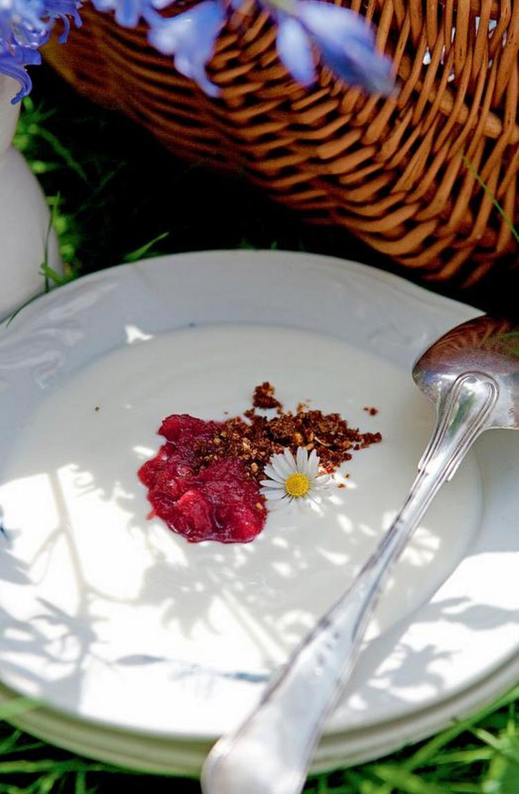 Tykmælk. Det er vigtigt, at både mælk og fløde er økologisk, så bliver tykmælken bedst. Spis den med rabarberkompot, ymerdrys eller hjemmelavet mysli. 