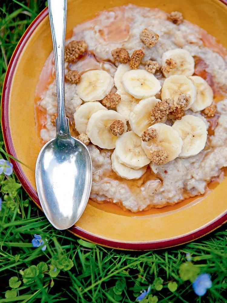 Morbærgrød. Spis den med friskskåret banan, friske æbletern, rosiner og sirup eller rabarberkompot og eventuelt lidt mælk. Eller nyd den, som den er, med et lille drys kanelsukker. 