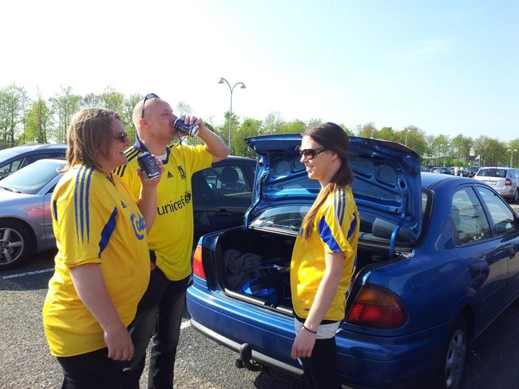 NERVER. Familien Pedersen/Nielsen dulmer nerverne med nogle øl inden kampen. De håber det bedste, men frygter det værste. Brøndby Stadion er vores andet hjem, siger Marlene Pedersen, der har taget sin mand og datter med. 