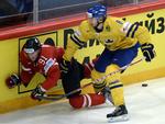 Tackling. Petter Granberg gik hårdt til den canadiske superstjerne Steven Stamkos. 