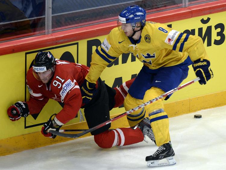 Tackling. Petter Granberg gik hårdt til den canadiske superstjerne Steven Stamkos. 