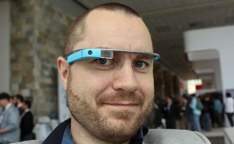 BRILLEGLAS. Politikens udsendte reporter iført Googles intelligente brille, der dog stadig er på udviklingsstadiet. 