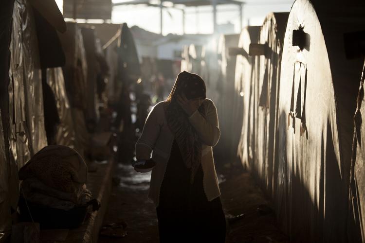BORGERKRIG. Stridighederne i Syrien har sendt mange civile på flugt. Her ses en kvinde i en lejr i Aleppo-provinsen. 