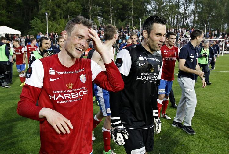 oprykningsfest. FC Vestsjællands spilelre fejrede oprykningen til Superligaen, da hjemmekampen mod Hobro var vel overstået. 