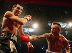 VM-kamp. Mikkel Kessler (th) rammer Carl Froch hårdt under kampen mellem de to i Super Six-turneringen, hvor danskeren vandt på point. 