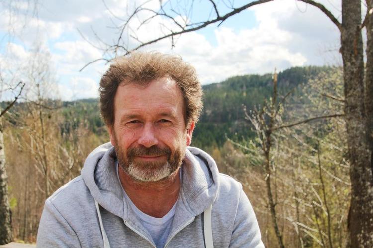 Rå. Per pettersons roman handler endnu engang om et kompliceret far-søn-forhold, og hans stil er voldsom, men bag de præcise billeder gemmer der sig en særlig ømhed for personerne. 