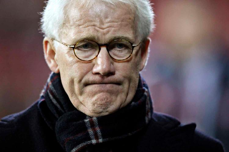 debutanter. Danmarks landstræner Morten Olsen vil løfte sløret for en del overraskelser klokken 14, når han udtager spillere til de to næste landskampe. 