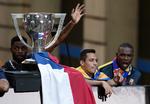 mestre. FC Barcelona-spillerne er blevet hyldet i en åben bus med en tur gennem byen, men spillerne går nu efter Real Madrids pointrekord. 