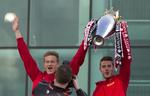 rivaler. Manchester Uniteds målmænd, David De Gea (th) og Anders Lindegaard med trofæet efter klubbens seneste mesterskab. 