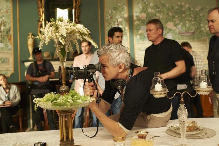 gatsby. 50-årige Baz Luhrmann står bag 'Den Store Gatsby', som åbnede Cannes Film Festivalen tidligere på ugen. Filmen blev vist uden for konkurrence. På billedet ses den australske instruktør under optagelserne til filmen. 