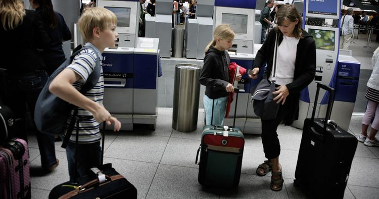 CHECK-IN. Størstedelen af passagererne i Københavns Lufthavn foretager i forvejen selv check-in på enten internet, mobil eller en af de 83 selvbetjeningskiosker i lufthavnen. (Arkivfoto) 