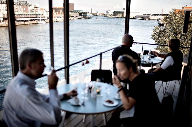 Dansk Arkitektur Centers café  på Christianshavn har en unik udsigt. 