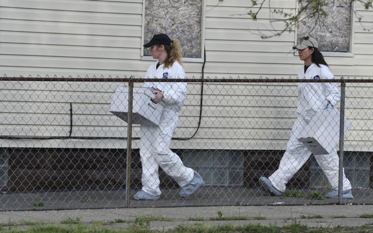 GERNINGSSTED. Kriminalteknikere fra FBI fjerner bevismaterialer, fundet i det hus, de tre kvinder blev holdt som fanger i. 