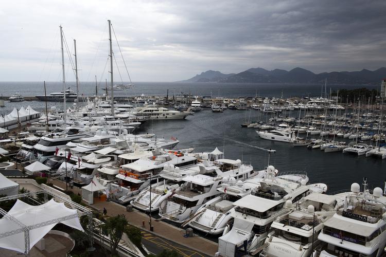 Kup. Natten til i dag blev diamanter til en værdi af 1 million dollar stjålet fra hotel midt i Cannes, der for tiden er omdannet til filmby. 