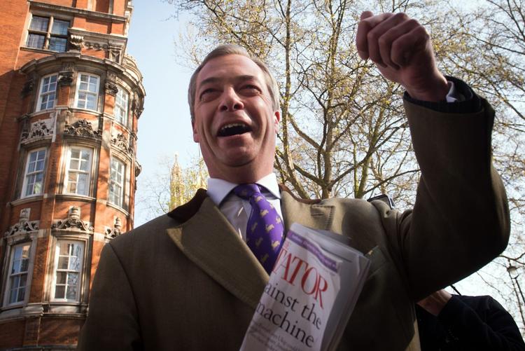 TUMULT. Den bramfrie UKIP-leder stormer frem med valgslogans vendt mod EU og mod indvandringen. Det fik demonstranter til at gå efter manden, da han besøgte Edinburgh. 