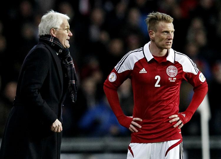 overraskelser. Landstræner Morten Olsen (tv) med den tidligere Esbjerg-spiller Niki Zimling under landskampen mod Bulgarien. Nu kommer endnu et par Esbjerg-profiler i betragtning til landsholdet. 