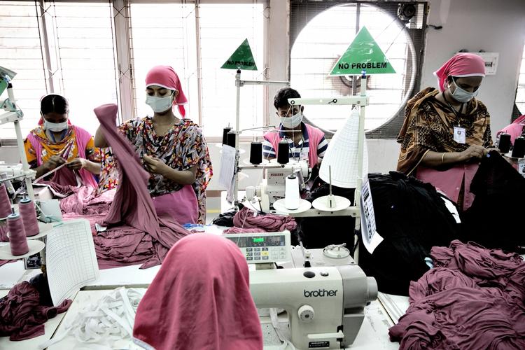 Aftale. Regeringen og den danske tøjbranche indgik fredag en partnerskabsaftale, der fremover skal sikre bedre vilkår for tekstilarbejdere i Bangladesh. 