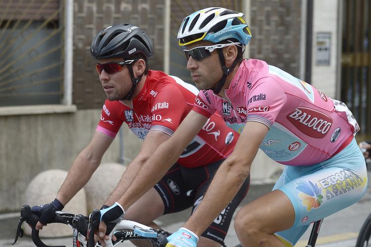 vinderne. På dagens etape gjorde Mark Cavendish (tv.) og Vincenzo Nibali (th.) kortvarigt hinaden følgeskab, og det samme var tilfældet efter etapen, da de var på podiet som henholdsvis etapevinder og førende. 