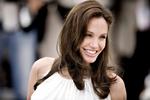Glamour. Angelina Jolie ved Cannes festivalen  i 2008, lang tid før hun fik fjernet begge bryster af frygt for brystkræft. 