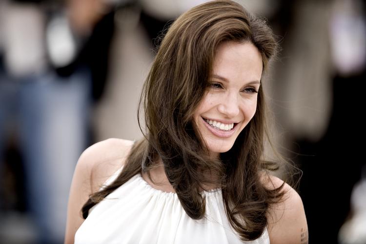 Glamour. Angelina Jolie ved Cannes festivalen  i 2008, lang tid før hun fik fjernet begge bryster af frygt for brystkræft. 