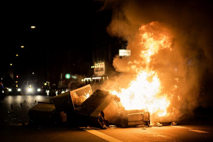 Uro. Heldigvis var politiet modne i deres håndtering af uroen både under 'Reclaim the Streets'-festen og rydningen af det besatte hus på jagtvej. 