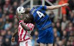 Stoke City tager det meget alvorligt, at der er blevet lagt et blodigt grisehoved i angriberen Kenwyne Jones (tv.) skab, skriver klubben i en pressemeddelelse. 