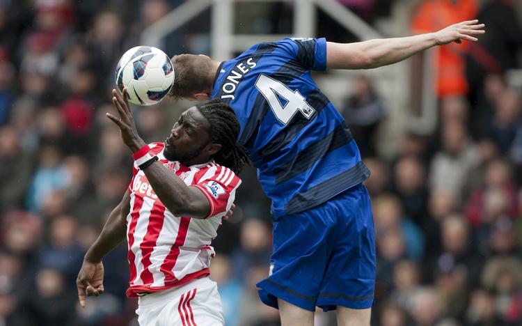 Stoke City tager det meget alvorligt, at der er blevet lagt et blodigt grisehoved i angriberen Kenwyne Jones (tv.) skab, skriver klubben i en pressemeddelelse. 
