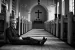 Gudshuse. Kirkebygninger har altid spillet en rolle i det meste af Søren Kragh-Jacobsens liv, og der optræder en i de fleste af hans film. Her har han slået sig ned i Hans Tausens Kirke på Islands Brygge. 