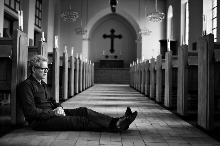Gudshuse. Kirkebygninger har altid spillet en rolle i det meste af Søren Kragh-Jacobsens liv, og der optræder en i de fleste af hans film. Her har han slået sig ned i Hans Tausens Kirke på Islands Brygge. 