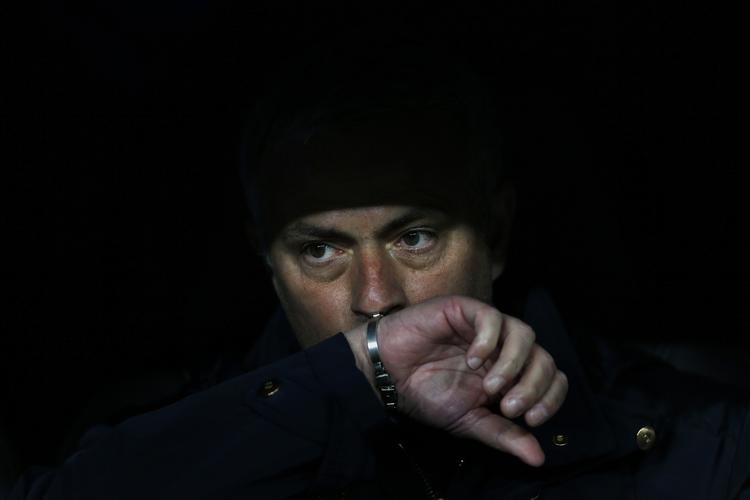 Træner. En utilfreds Jose Mourinho - vel at mærke mens han stadig havde lov til at sidde på bænken. 