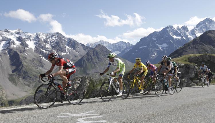 Top. Col du Galibier er berømt i cykelsporten. Her ses Tour de France-ryttere på vej op ad den berømte tinde i 2011. 