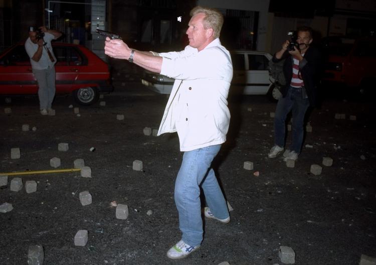 En civilbetjent har trukket sit tjenestevåben på Fælledvej på Nørrebro under de voldsomme uroligheder 18. maj 1993. 
