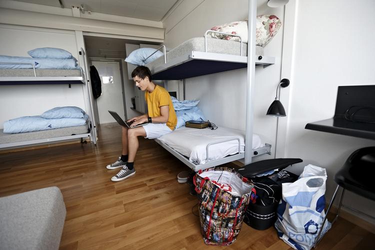 Bolignød. Tusindvis af unge sover på sofaer hos deres venner, fordi de ikke har et sted at bo i København, og til sommer sker det igen i stor stil, når endnu flere vil til København for at studere, skriver Thomas Korsgaard. 