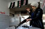 Oprører. En syrisk kvinde lader sit våben i et billede fra Aleppo, som er taget af en lokal borgerjournalist og autenticeret af nyhedsbureauet AP. 