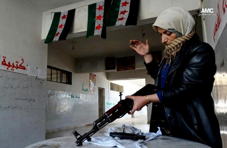 Oprører. En syrisk kvinde lader sit våben i et billede fra Aleppo, som er taget af en lokal borgerjournalist og autenticeret af nyhedsbureauet AP. 