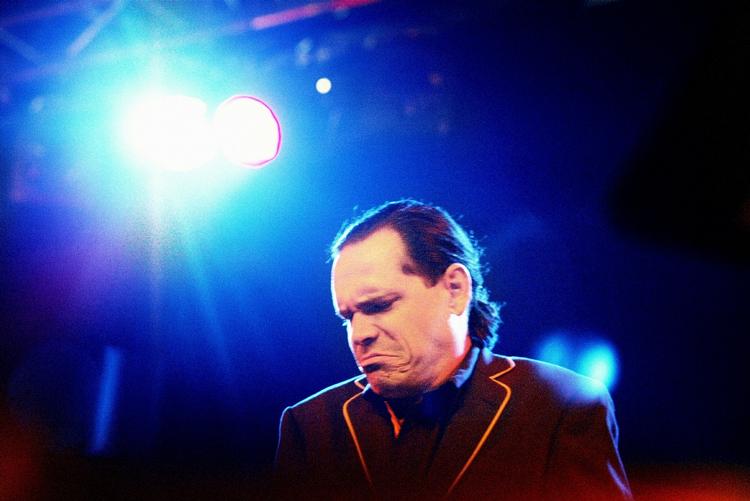 blues. Et par gange havde Kurt Ellings for alvor hænderne nede i den sorte gryde med blues og r&amp;b. 