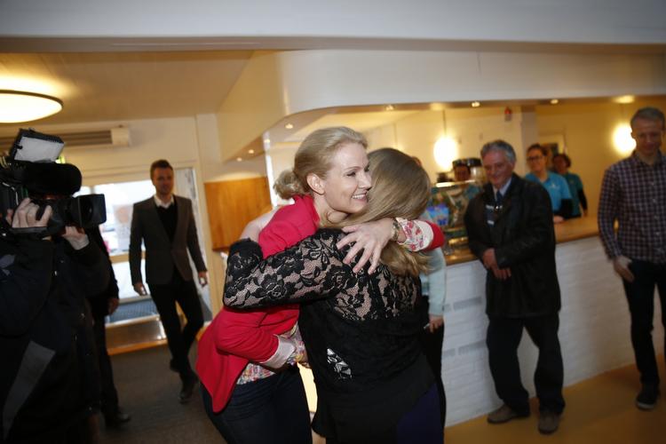 Popularitet. Helle Thorning-Schmidt havde en følelsesladet 1. maj, som begyndte med knus og sluttede med buh-råb. 