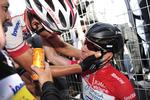 sprint. En fuldstændig udmattet Mark Cavendish lykønskes af holdkammerater efter sejren i spurten på gårsdagens etape i Giro d'Italia. 
