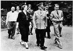 Wolfie. Wagner, manden hvis ånd hviler over dette billede, over Festspilhøjen i Bayreuth og Festspilhuset, hvor hans operaer opføres og dyrkes som en helligdom, var for længst død, da Hitler kom til magten, men hans svigerdatter Winifred dyrkede onkel Wolfie, som de kaldte ham, og gjorde ham til en slags faderfigur for sønnerne Wieland (t.h.) og Wolfgang (t.v.), Wagners børnebørn. Billedet er fra juli 1938, fire måneder inden den famøse Krystalnat. Foto: Mary Evans Picture Library 