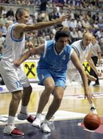 knivstikkeri. Predrag Danilovic (midt) under en kamp i 2005. Serberen spillede både for  Miami Heat og Dallas Mavericks i NBA. 