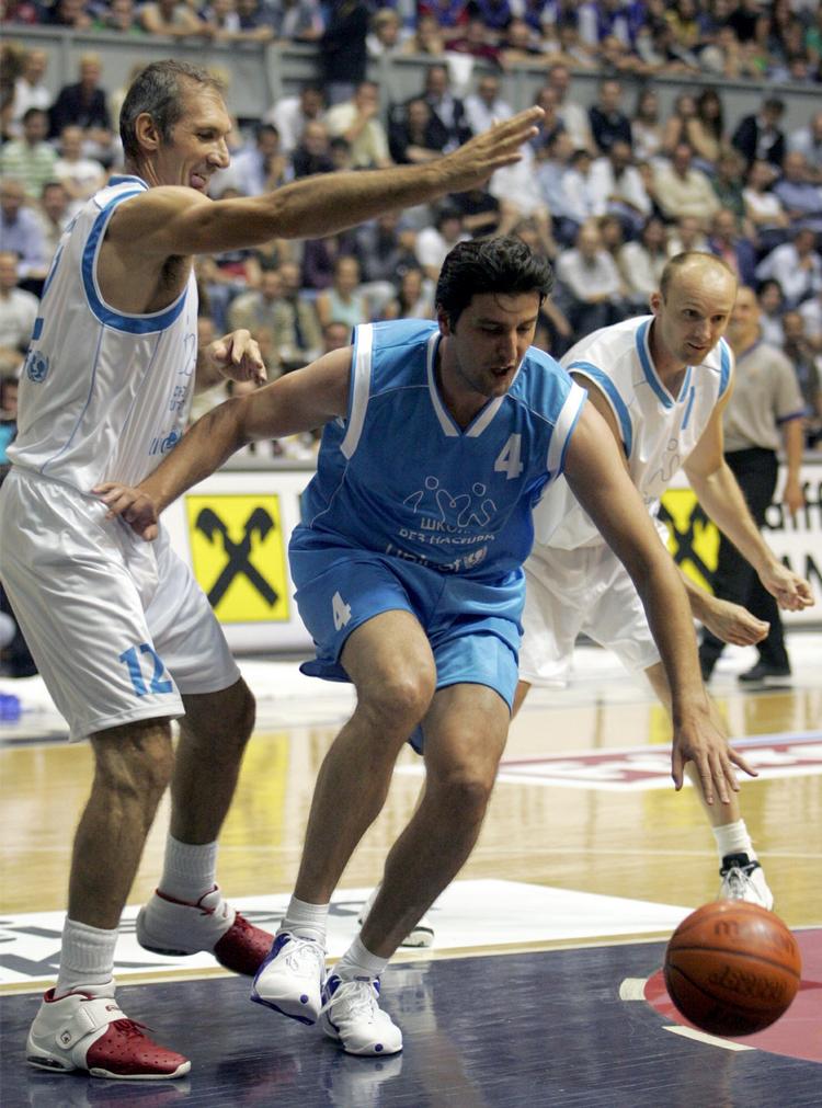 knivstikkeri. Predrag Danilovic (midt) under en kamp i 2005. Serberen spillede både for  Miami Heat og Dallas Mavericks i NBA. 