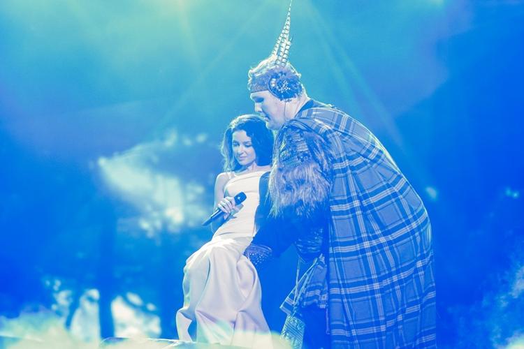 Sceneshow. Zlata Ognevich slipper for selv at gå på scenen. 243 centimeter høje Igor Vovkovinsky bærer hende ind. 