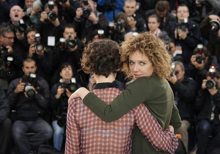 LØRDAG. Den græsk-italienske skuespiller og instruktør Valeria Golino har armen om Jasmine Trinca, der spiller hovedrollen i Golinos 'Miele', der konkurrerer i Vinterbergs 'Un Certain Regard'-sideprogram. 46-årige Golino er som skuespiller bedst fra 'Rainman' (1988) med blandt andre Tom Cruise og Dustin Hoffman. 