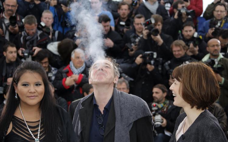 Den franske instruktør Arnaud Desplechin blæser damp ud, flankeret af skuespillerne Misty Upham (tv) og Gina Mckee, i forbindelse med lørdagens premiere på 'Jimmy P.' med Benicio Del Toro i hovedrollen. Filmen deltager i konkurrencen om Den Gyldne Palme, men filmen får en ret ublid medfart på det danske anmelderbarometer, hvor den er bundprop efter de første dages visninger. 