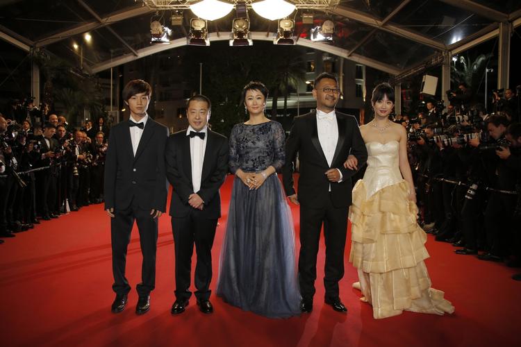 Instruktør Jia Zhangke er nummer to fra venstre, og han flankeres af skuespilleren Lanshan Luo til venstre, og højre for den 43-årige instruktør er det skuespillerne Tao Zhao, Jiang Wu og Meng Li fra filmen Tian Zhu Ding. 