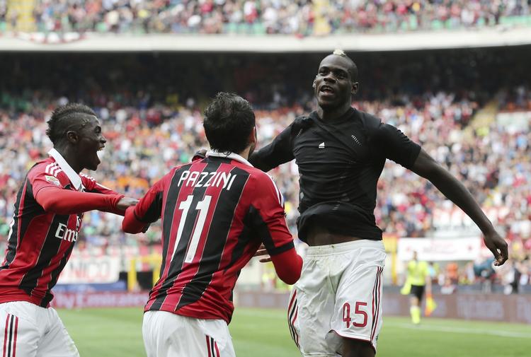 målscorer. Mario Balotelli (th) har fundet spilleglæden igen i Milan, selv om han er blevet mål for racistiske tilskueres tilråb. 