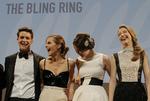 Israel Broussard, Emma Watson, Katie Chang og Taissa Fariga på scenen før visningen af 'The Bling Ring', der handler om den bande teenagere, som i Los Angeles brød ind i de kendtes huse og stjal for 3 millioner dollar smykker og designertøj. Senere torsdag aften forsvandt diamanter for millioner fra et hotelværelse i Cannes. 