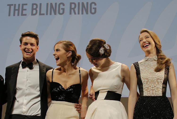 Israel Broussard, Emma Watson, Katie Chang og Taissa Fariga på scenen før visningen af 'The Bling Ring', der handler om den bande teenagere, som i Los Angeles brød ind i de kendtes huse og stjal for 3 millioner dollar smykker og designertøj. Senere torsdag aften forsvandt diamanter for millioner fra et hotelværelse i Cannes. 