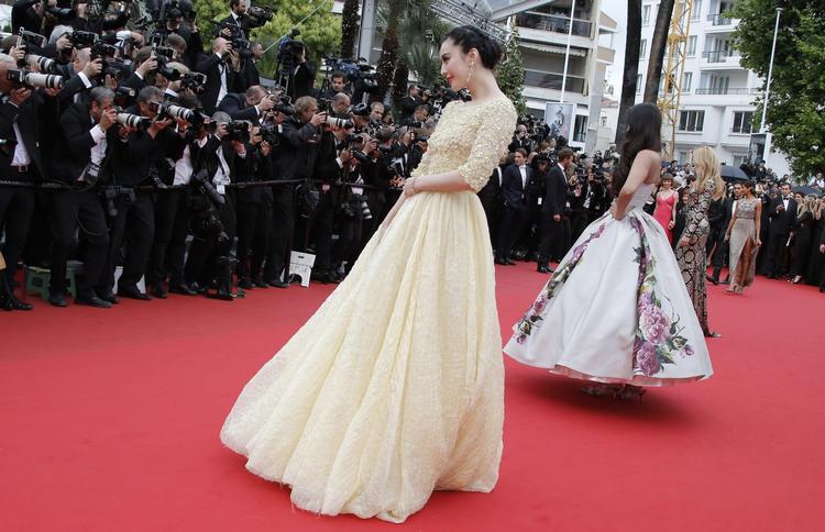 Skuespillerne Fan Bingbing og Sonam Kapoor giver den gas på den røde løber før premieren på Francois Ozons palmefilm 'Jeune et jolie'. 