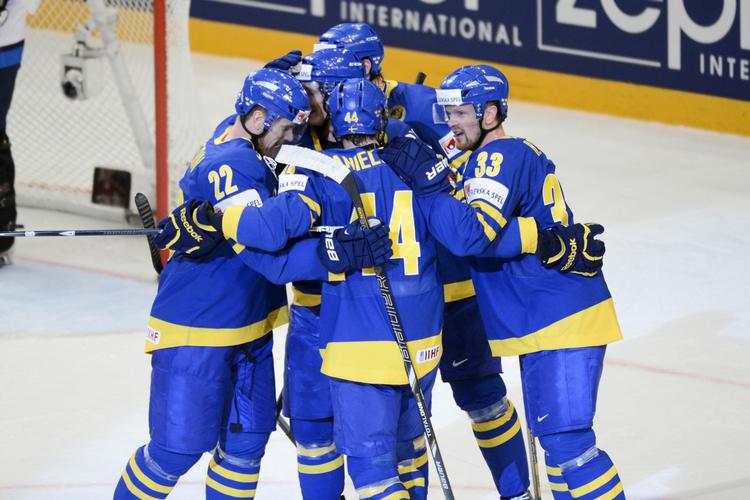 finaleklar. Svenskerne jubler efter en scoring i opgøret mod Finland, der ellers i store perioder pressede Sverige i bund. 